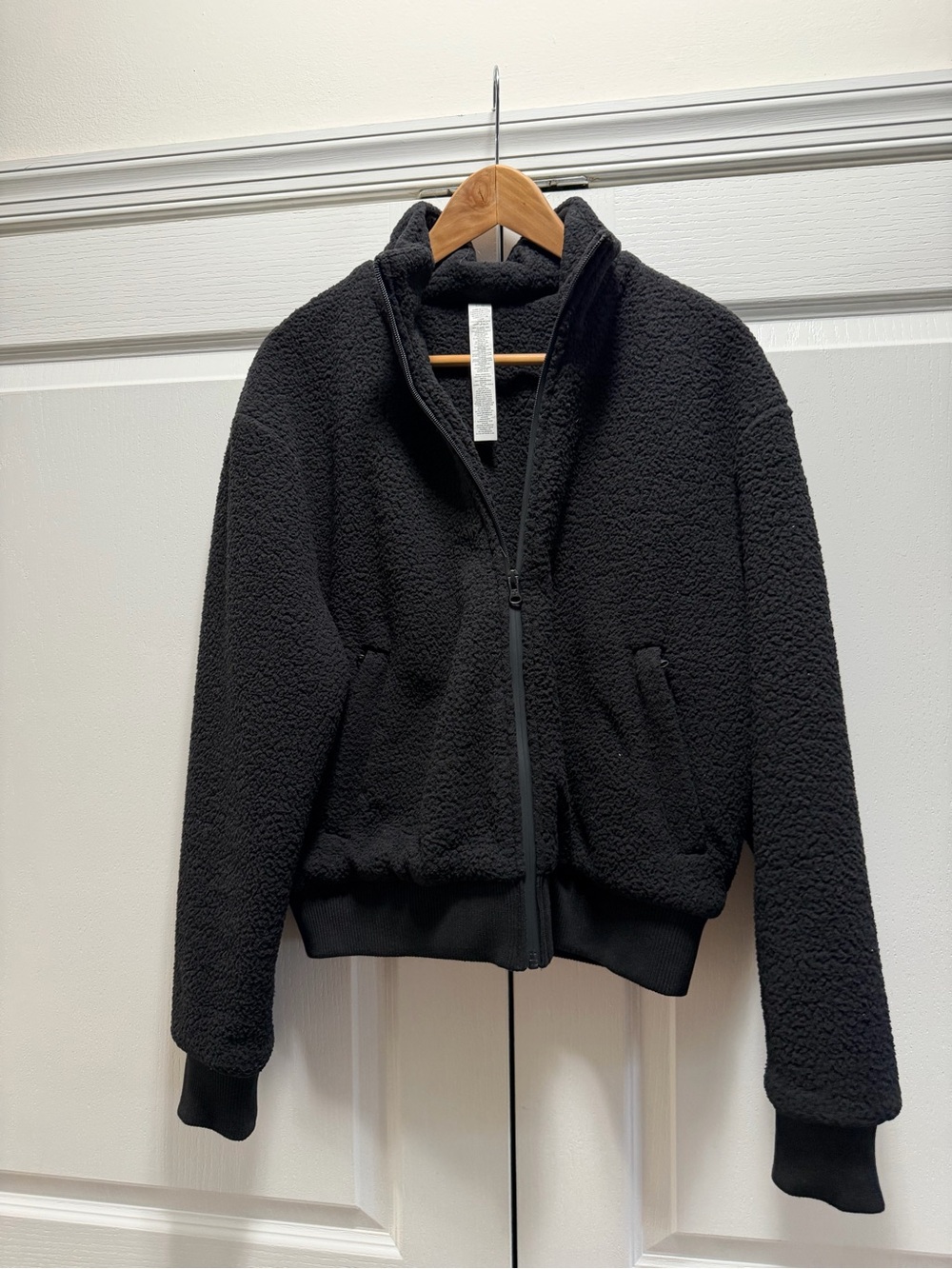 ALO Yoga Black Sherpa Bomber Jacket 🧥 women’s size L/G new - Picture 7 of 8